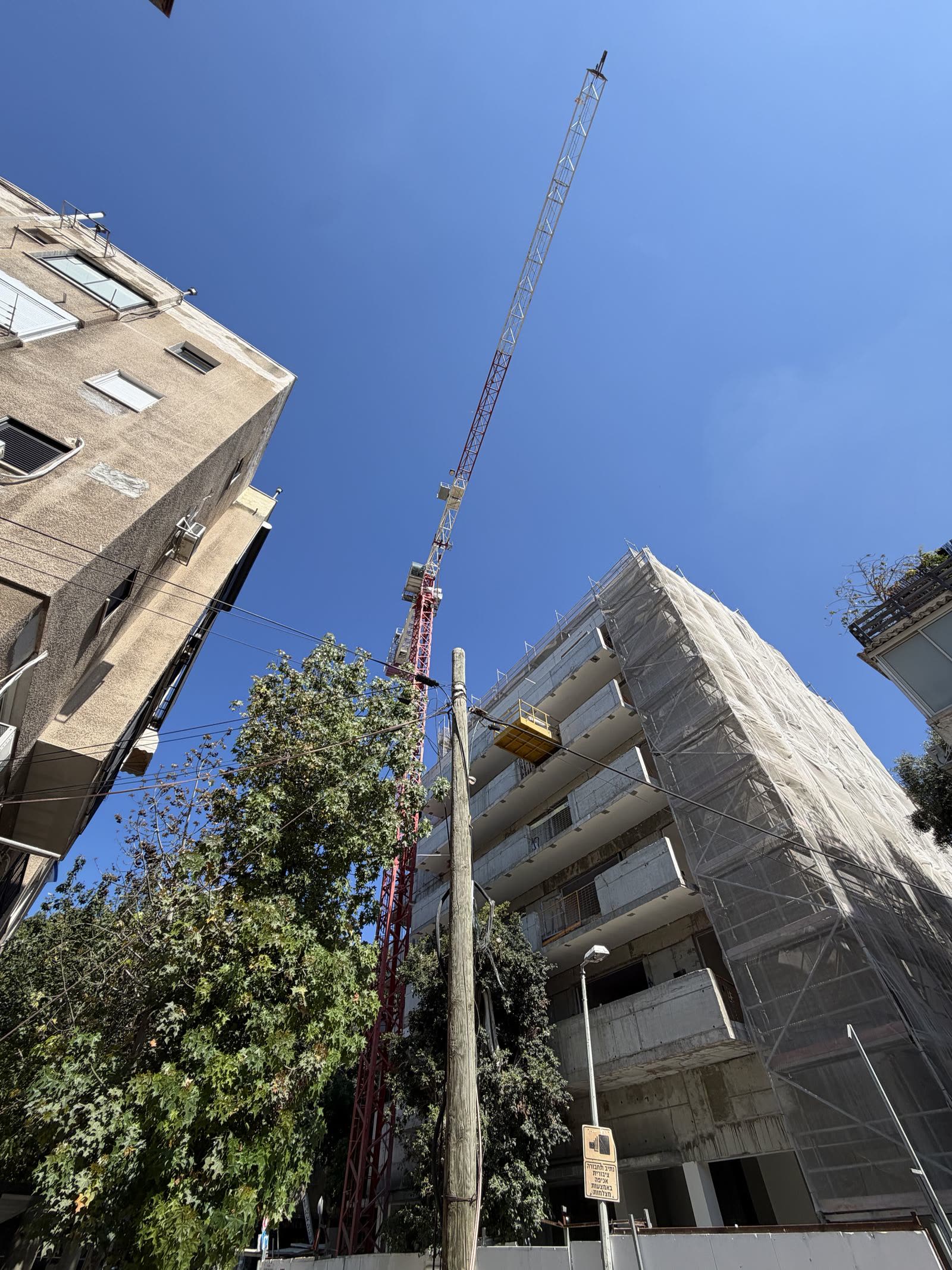 עגורן צריח בין בנייני מגורים גבוהים